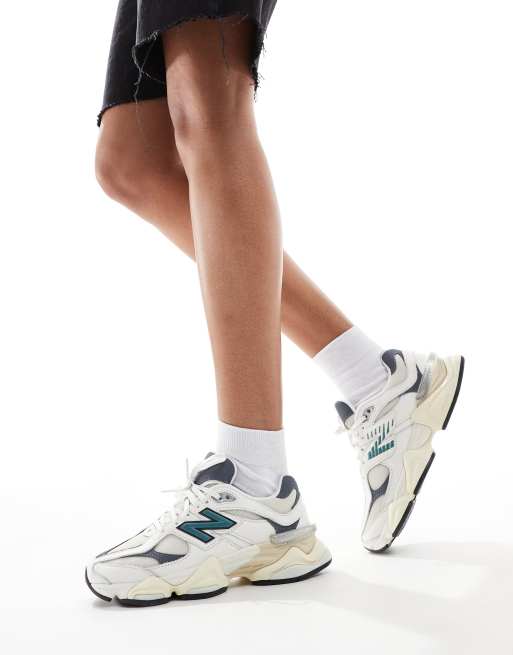 New Balance – 9060 – Sneaker in Cremeweiß mit schwarzen Details 