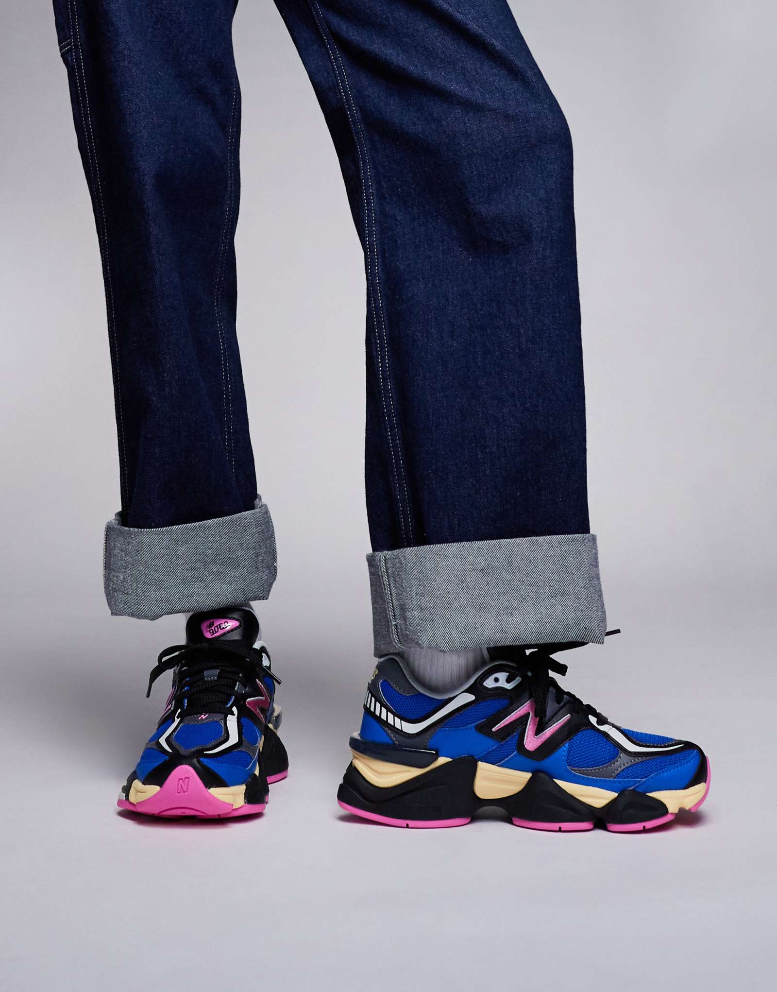 Синие кроссовки New Balance 9060 с розовыми деталями