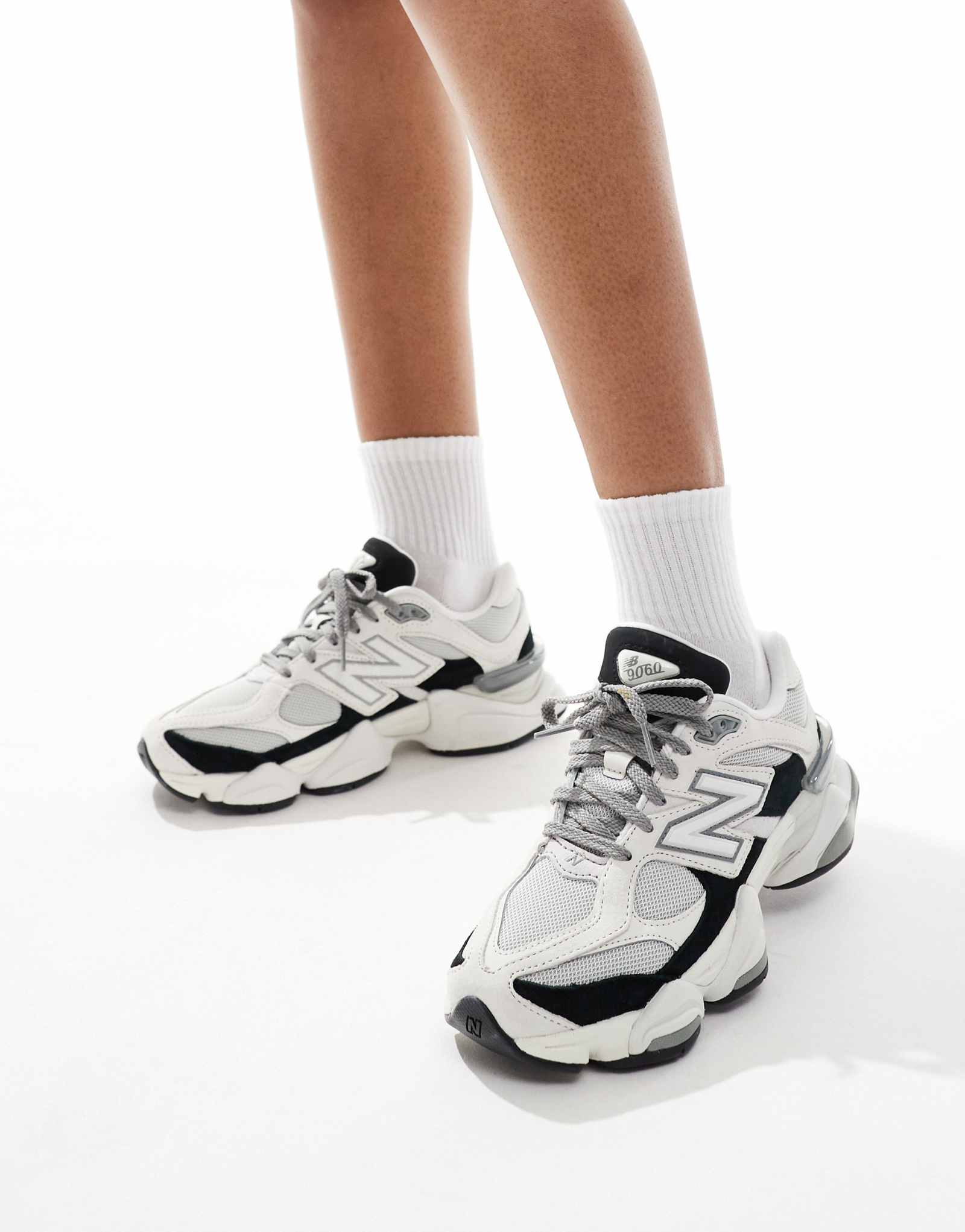 Кроссовки New Balance 9060 белого и черного цветов