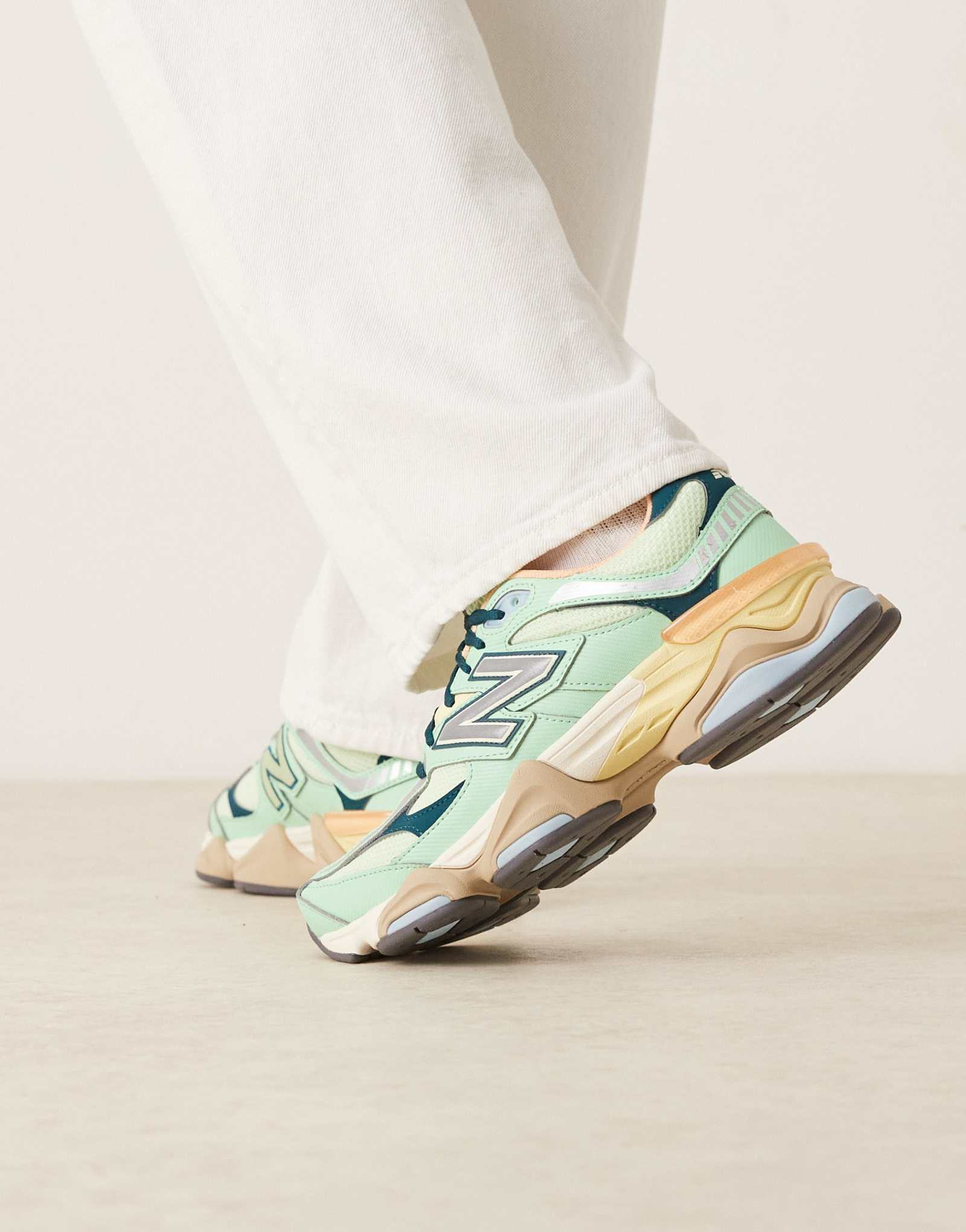 Кроссовки New Balance 9060 унисекс в зеленом цвете multi