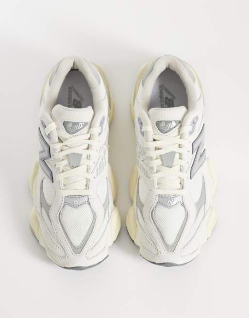 New Balance – 9060 – Vita sneakers med grå, metalliska detaljer, 3 av 5