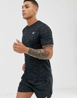 New Balance – Accelerate – Svart t-shirt för löpning med kamouflagemönster