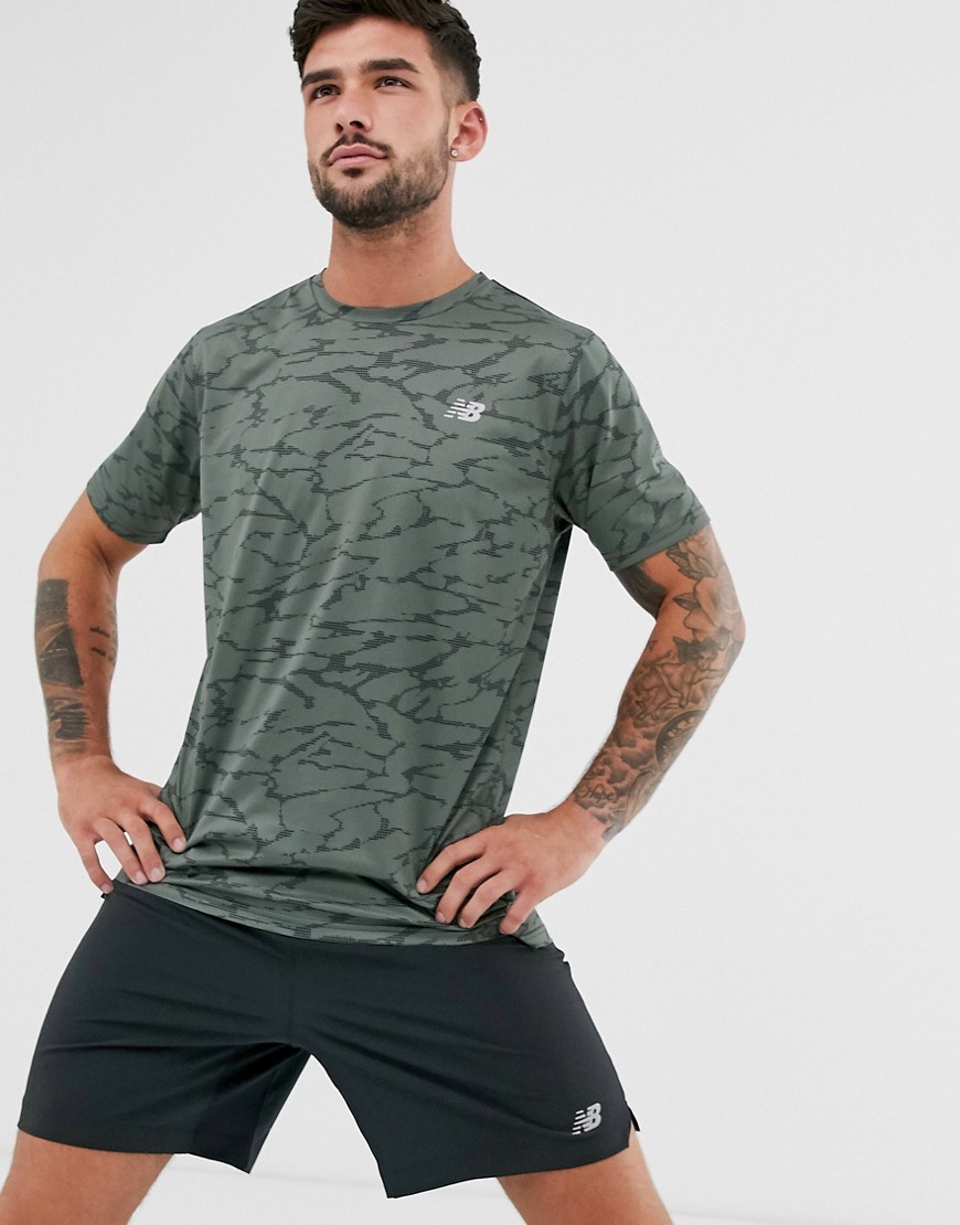 New Balance - Accelerate - T-shirt da corsa kaki con stampa mimetica-Verde