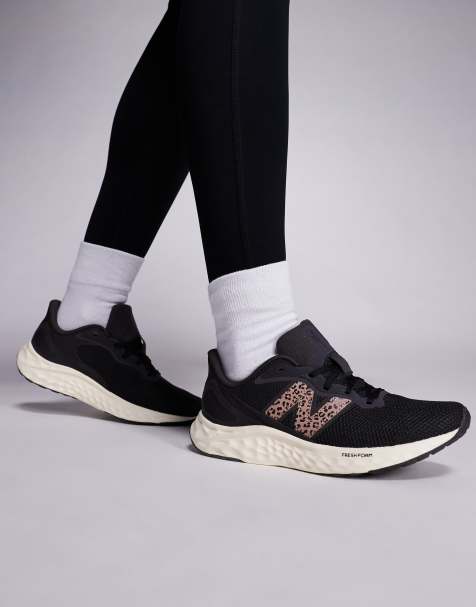 New Balance – Arishi – Czarne buty sportowe do biegania ze wstawkami w cętki - view 1