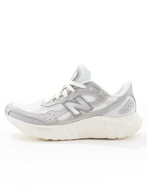 New Balance – Arishi – Laufschuhe in Silber , 2 von 5