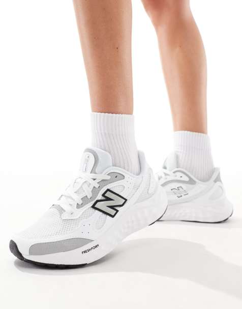 New Balance – Arishi – Laufschuhe in Weiß und Silber - view 1