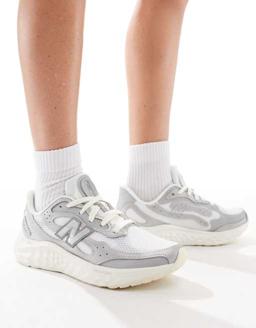 New Balance - Arishi - Sneakers da corsa color argento 