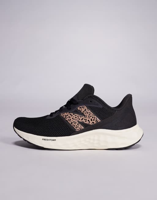 New Balance – Arishi – Svarta och leopardmönstrade löparskor, 2 av 5