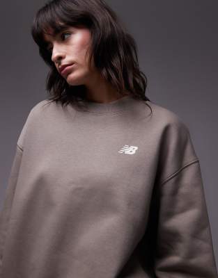 New Balance - Athletics Club - Sweatshirt in Hellbraun-Grau