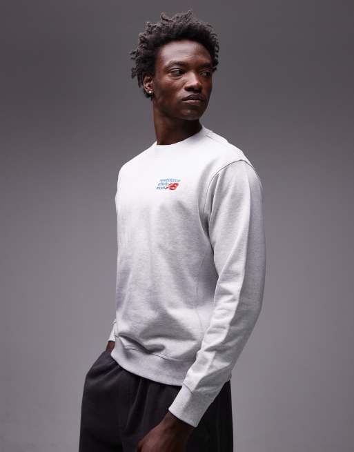 New Balance – Athletics – Hochwertiges Sweatshirt in Asch-Heidegrau mit Logo und Rundhalsausschnitt