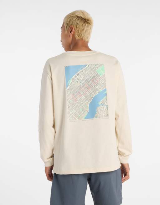 New Balance – Athletics – Langärmliges T-Shirt in Beige mit Läuferkarte-Grafikmotiv