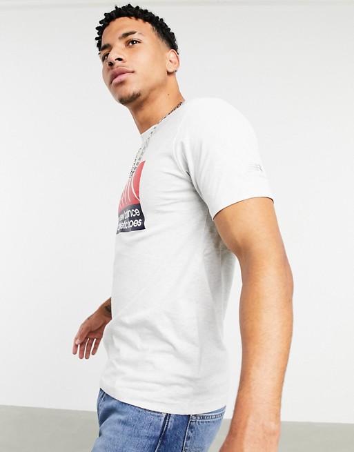 New Balance – Athletics – Szary T-shirt z dużym logo VTWA