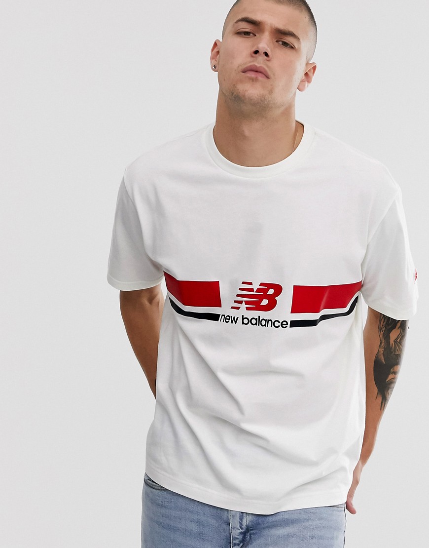New Balance Athletics - T-shirt bianca con logo sul petto-Bianco