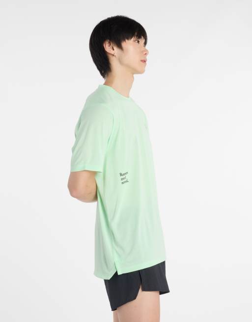 New Balance - Athletics - T-shirt verde acceso con grafica, 2 di 4