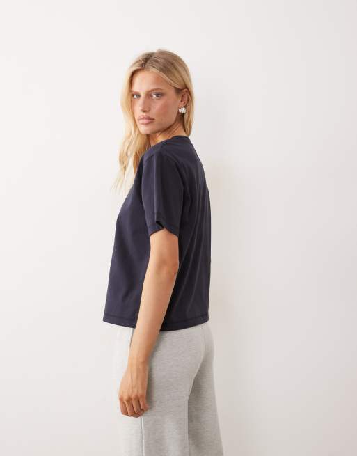 New Balance - camiseta relajada de largo a la cadera con logo premium en negro, 4 de 4