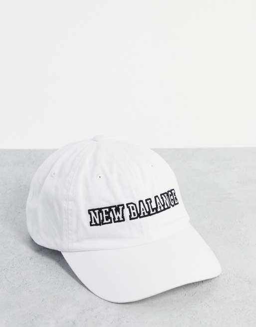 New Balance - Cappello con visiera e logo stile college, colore bianco