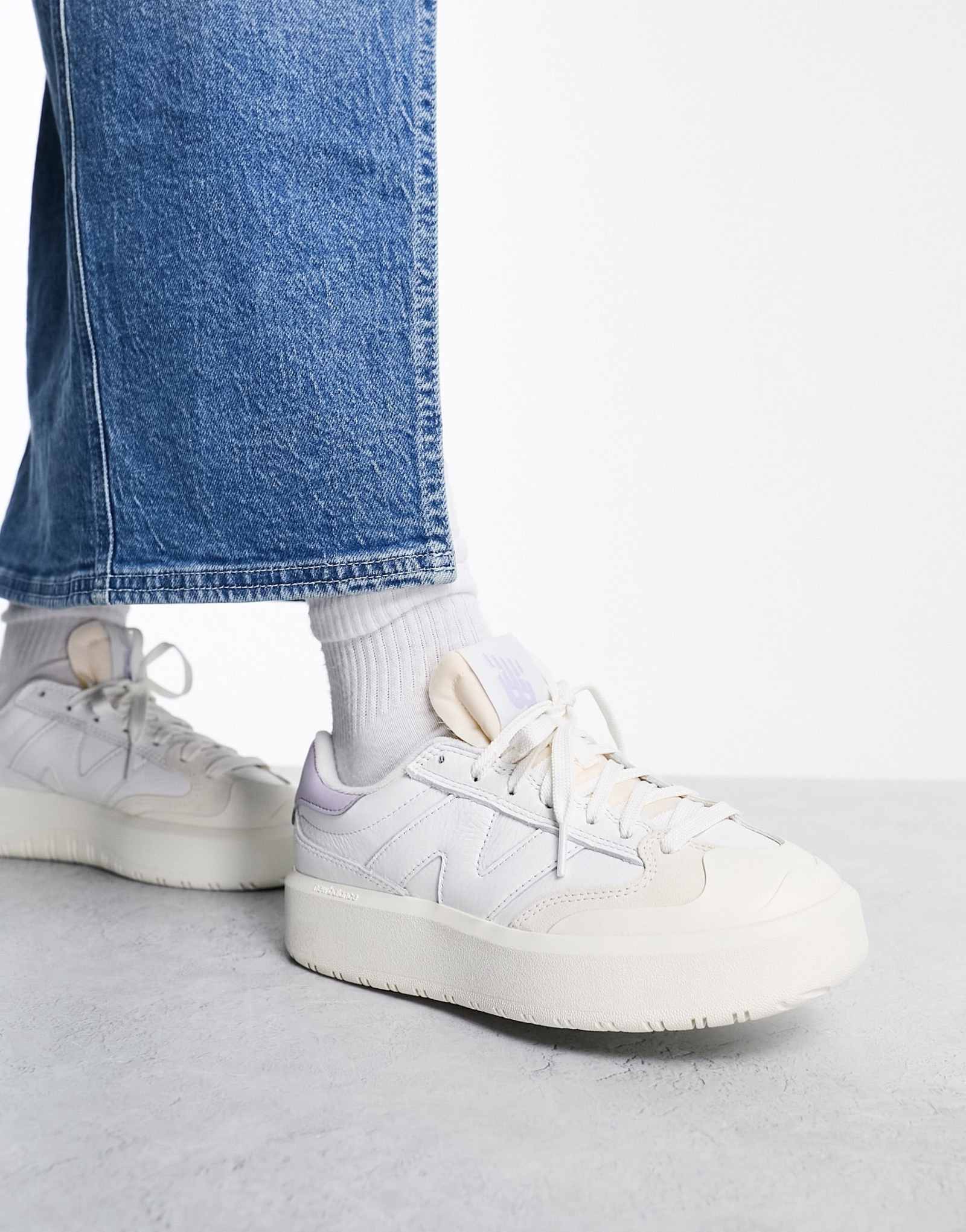 Белые кроссовки New Balance CT302 с сиреневыми вставками
