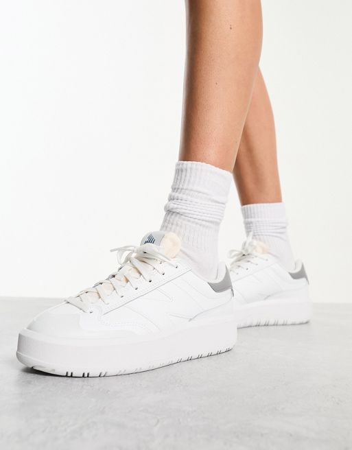 New Balance – CT302 – Vita och grå sneakers