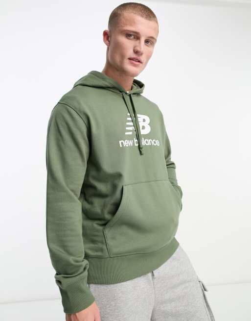 New Balance – Essentials – Kapuzenpullover in Grün mit gestapeltem Logo