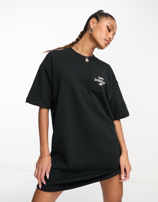 New Balance – Essentials – Kleid in Schwarz mit übereinander angeordnetem Logo