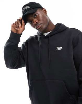 New Balance - Felpa con cappuccio spazzolata nera con logo piccolo