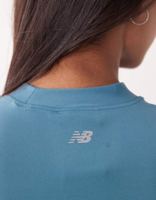 New Balance – Figurbetontes T-Shirt in Blau, 4 von 4