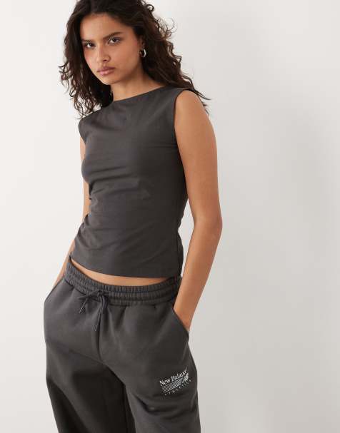 New Balance figurbetontes Tanktop mit offenem Rücken in Schwarz - view 1