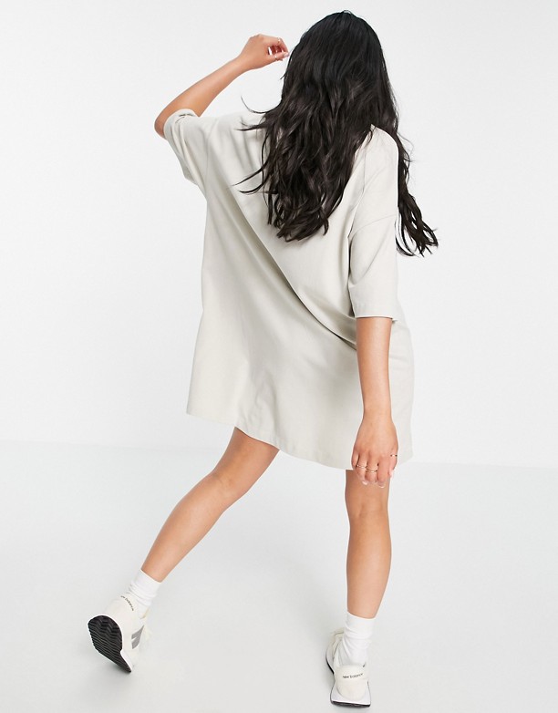 New Balance – FioletoworÓżowa sukienka T-shirtowa – tylko w ASOS FioletoworÓżowy Nowy Szczegół 