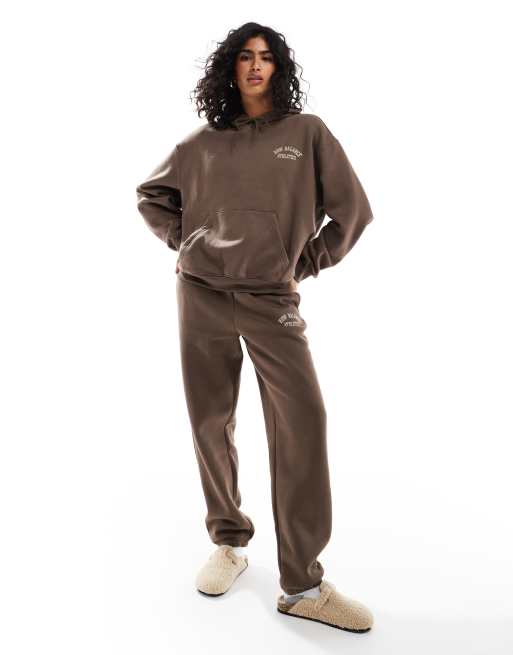 New Balance - Fleece joggingbroek met print in bruin