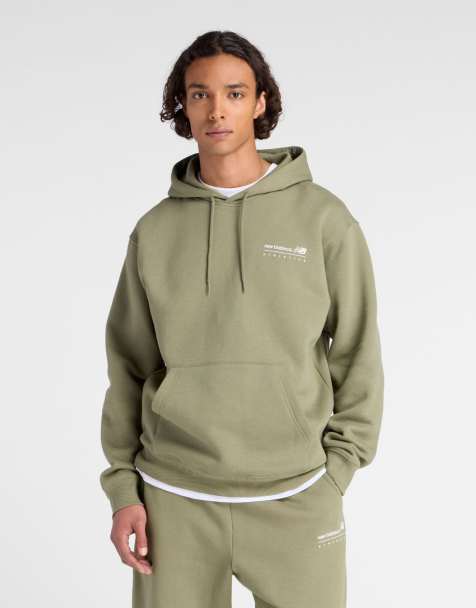 New Balance – Fleece-Kapuzenpullover in dunklem Olivgrün mit linearem Grafikprint - view 1