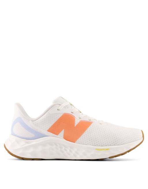 New Balance – Fresh Foam Arishi V4 – Laufschuhe in Weiß und Orange