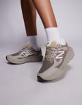 [New Balance] New Balance Fresh Foam unisex running trainers in brown and burgundy 43 BROWN