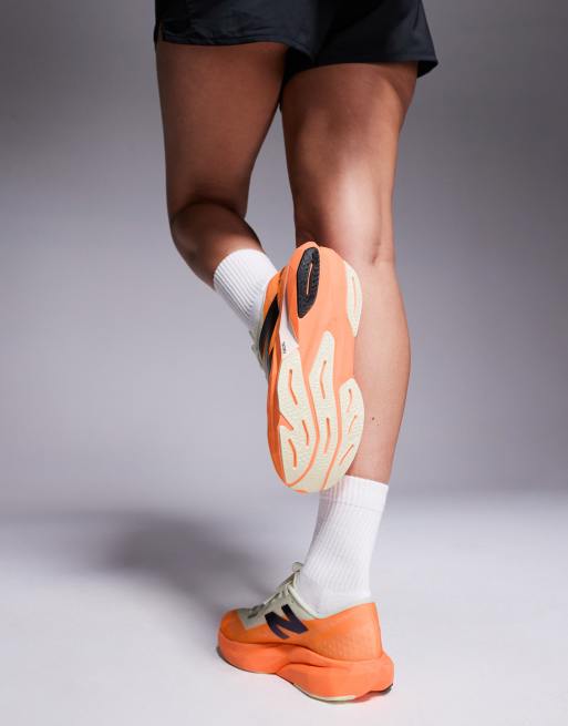 New Balance – Fuel Cell Rebel V4 – Lauf-Sneaker in Orange