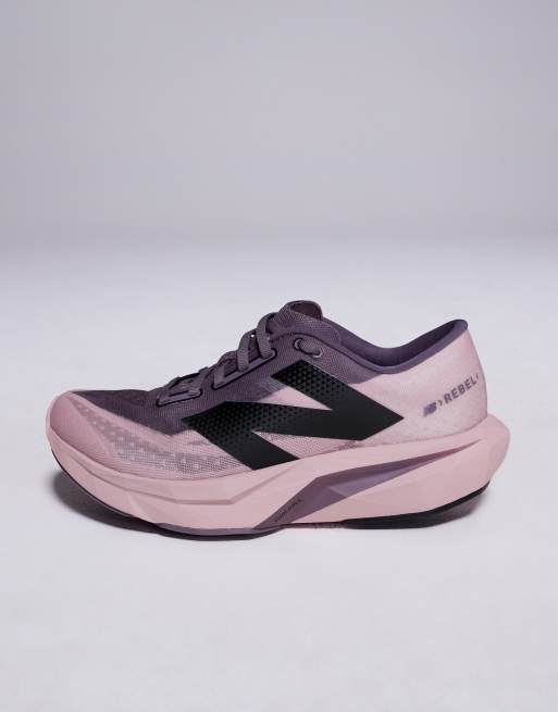 New Balance - Fuel Cell Rebel v4 - Lilla løbesneakers til kvinder, 2 af 5