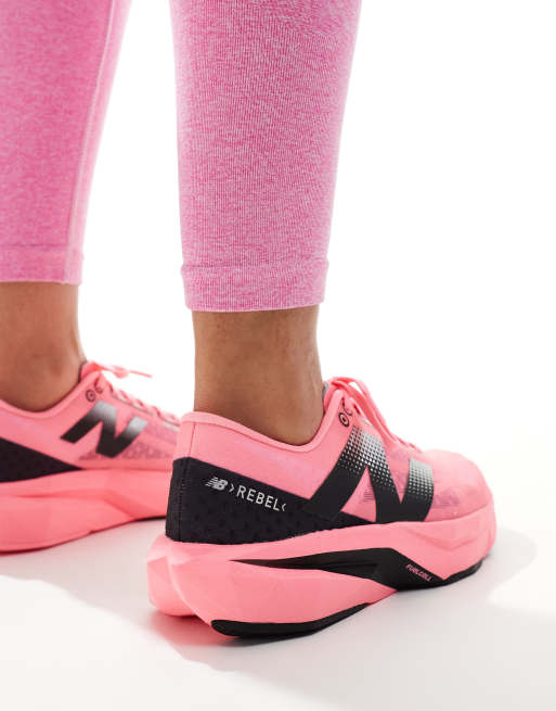 ★ニューバランス★(W)FuelCell Rebel v4★Ultra Pink-B STD New Balance – FuelCell Rebel – Różowe buty sportowe do