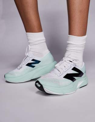 New Balance - FuelCell Rebel V4 - Hardloopschoenen in wit en groen