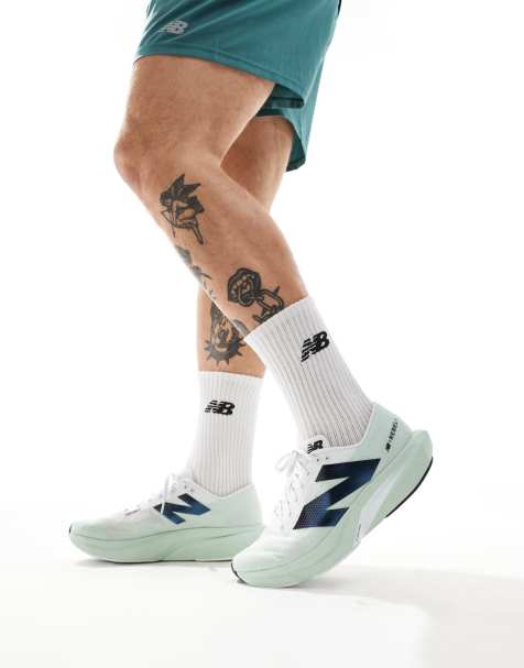 New Balance – Fuelcell Rebel V4 – Laufsneaker in Grau - view 1
