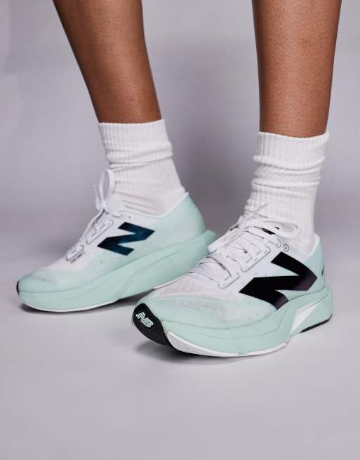 New Balance - Fuelcell Rebel V4 - Sneakers da corsa bianche e verdi