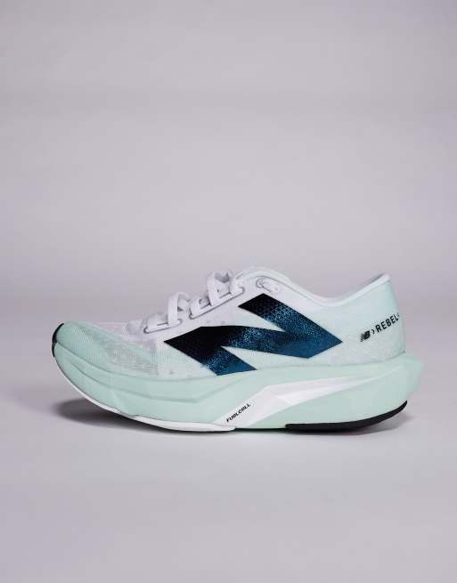 New Balance - Fuelcell Rebel v4 - Sneakers da corsa da donna bianche e verdi, 2 di 5