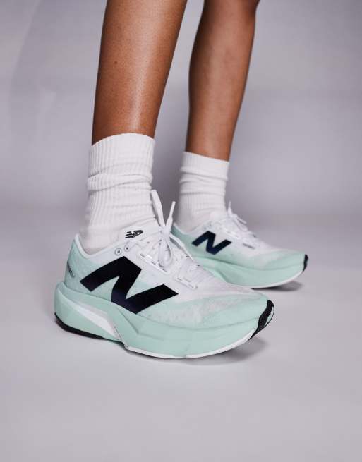 New Balance - Fuelcell Rebel v4 - Sneakers da corsa da donna bianche e verdi, 3 di 5