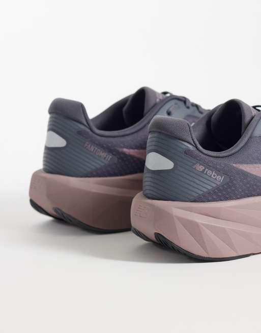 New Balance Fuelcell Rebel v5 løbesneakers til mænd i brun og sort, 2 af 5