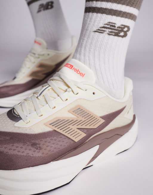 New Balance - Fuelcell Rebel v5 - Scarpe da corsa da uomo marroni e beige, 3 di 5