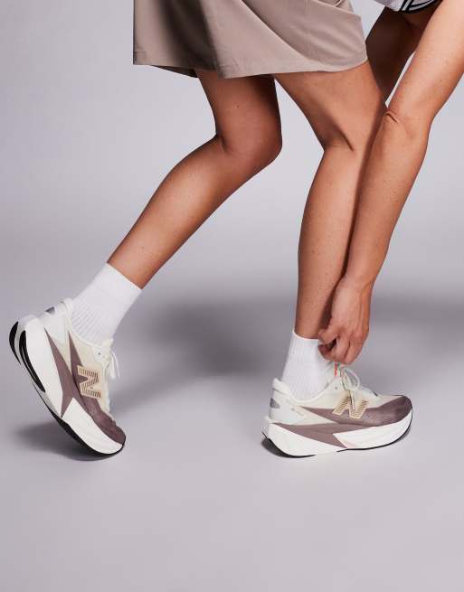 New Balance - Fuelcell Rebel v5 - Sneakers da corsa da donna color marrone e beige
