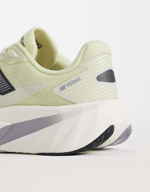 New Balance - Fuelcell Rebel v5 - Sneakers da corsa da donna gialle, 2 di 5