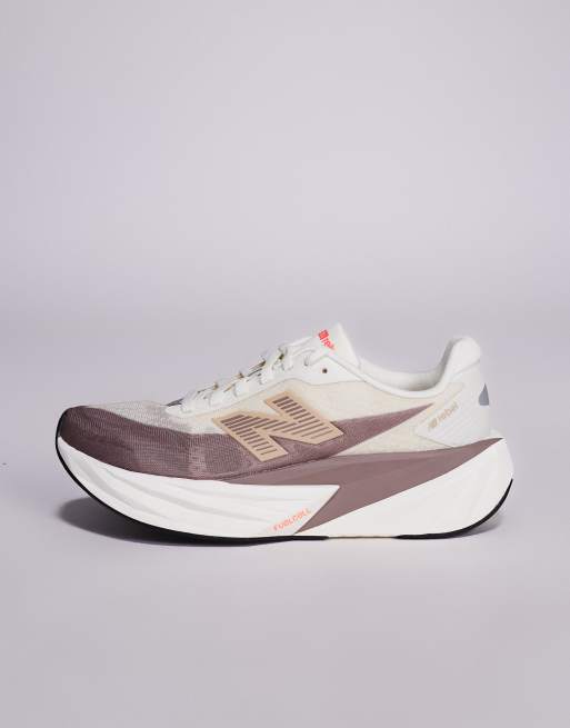 New Balance - Fuelcell Rebel v5 - Sneakers da corsa da donna marroni e beige, 2 di 5