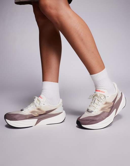 New Balance - Fuelcell Rebel v5 - Sneakers da corsa da donna marroni e beige, 4 di 5