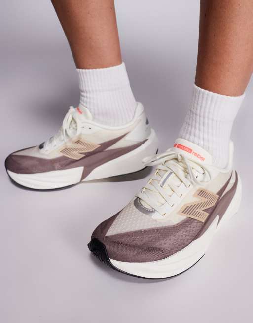 New Balance - Fuelcell Rebel v5 - Sneakers da corsa da donna marroni e beige, 5 di 5