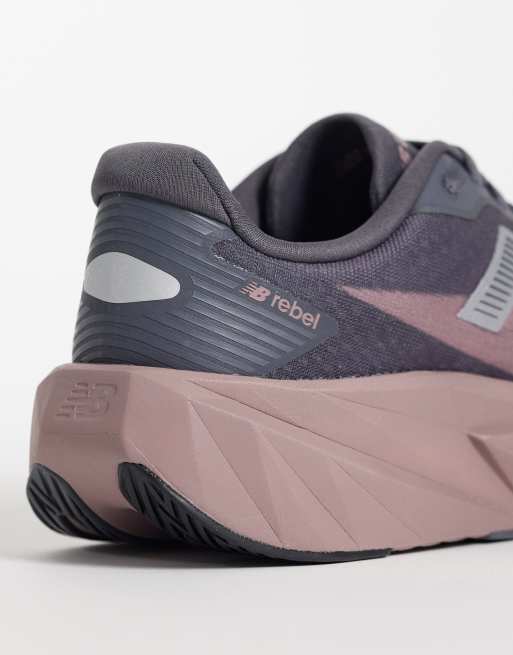 New Balance Fuelcell Rebel v5 sneakers da corsa da donna marroni e nere, 2 di 5