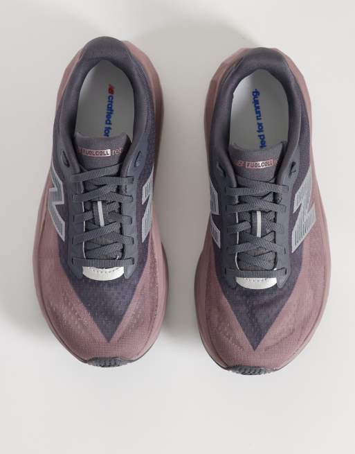 New Balance Fuelcell Rebel v5 sneakers da corsa da donna marroni e nere, 3 di 5