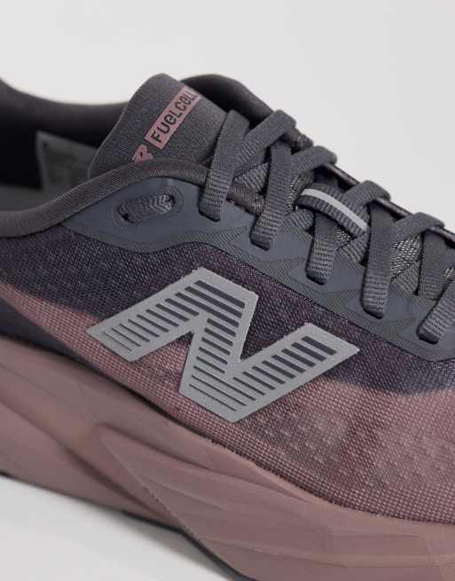 New Balance Fuelcell Rebel v5 sneakers da corsa da donna marroni e nere, 4 di 5